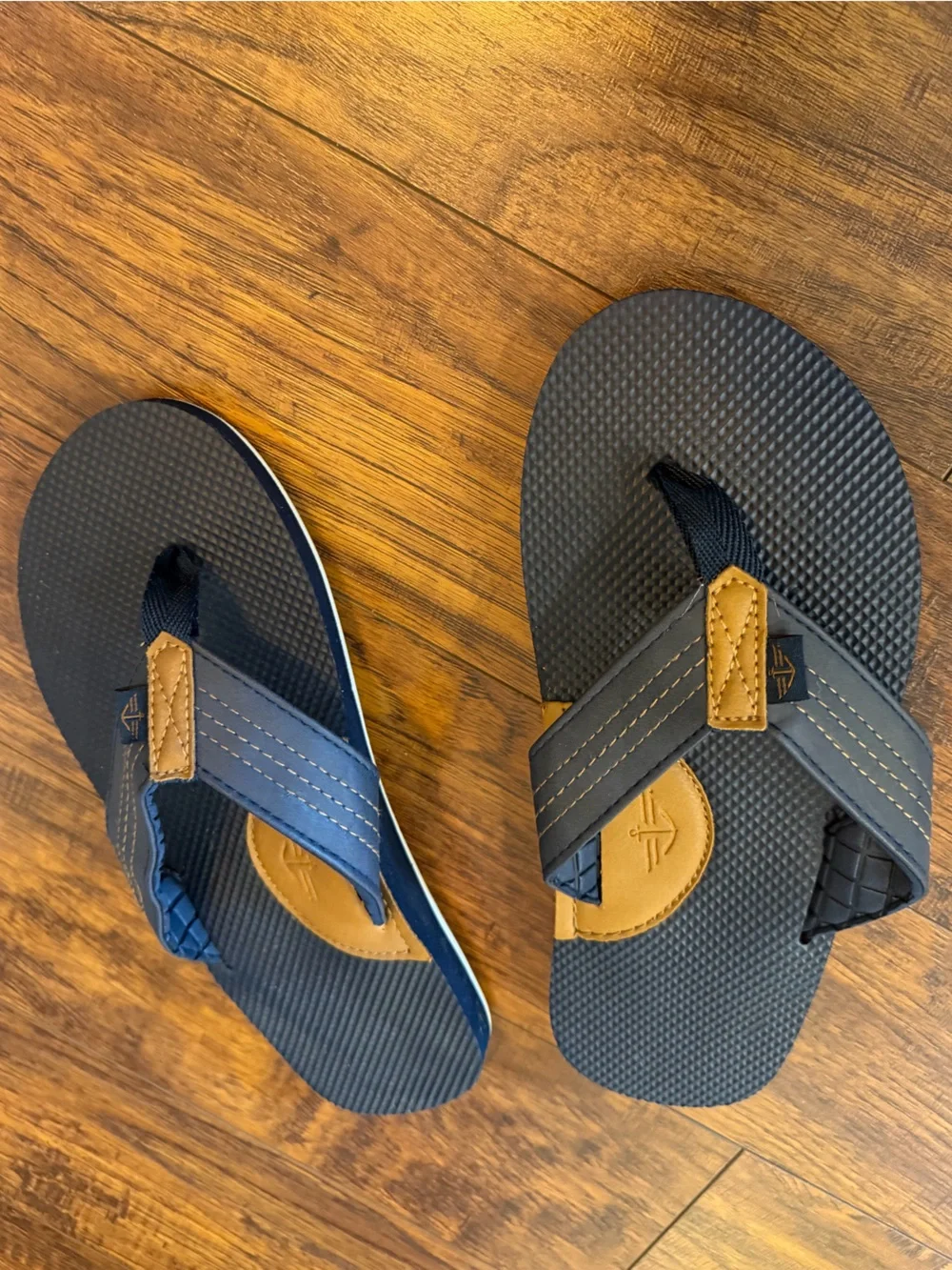 Dockers Navy blue Men’s flip-flop arch support sandals with tan accents 8/9